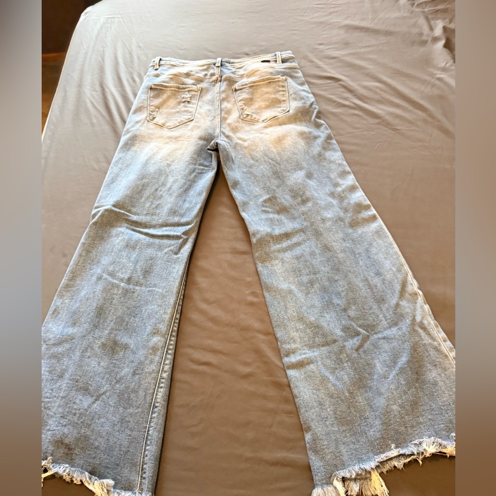 Stylish Distressed Risen Jeans - Picture 4 of 7